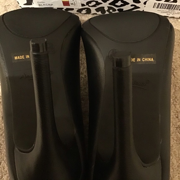 Sleek Cutout Black Ankle Boots NWT - Picture 4 of 6